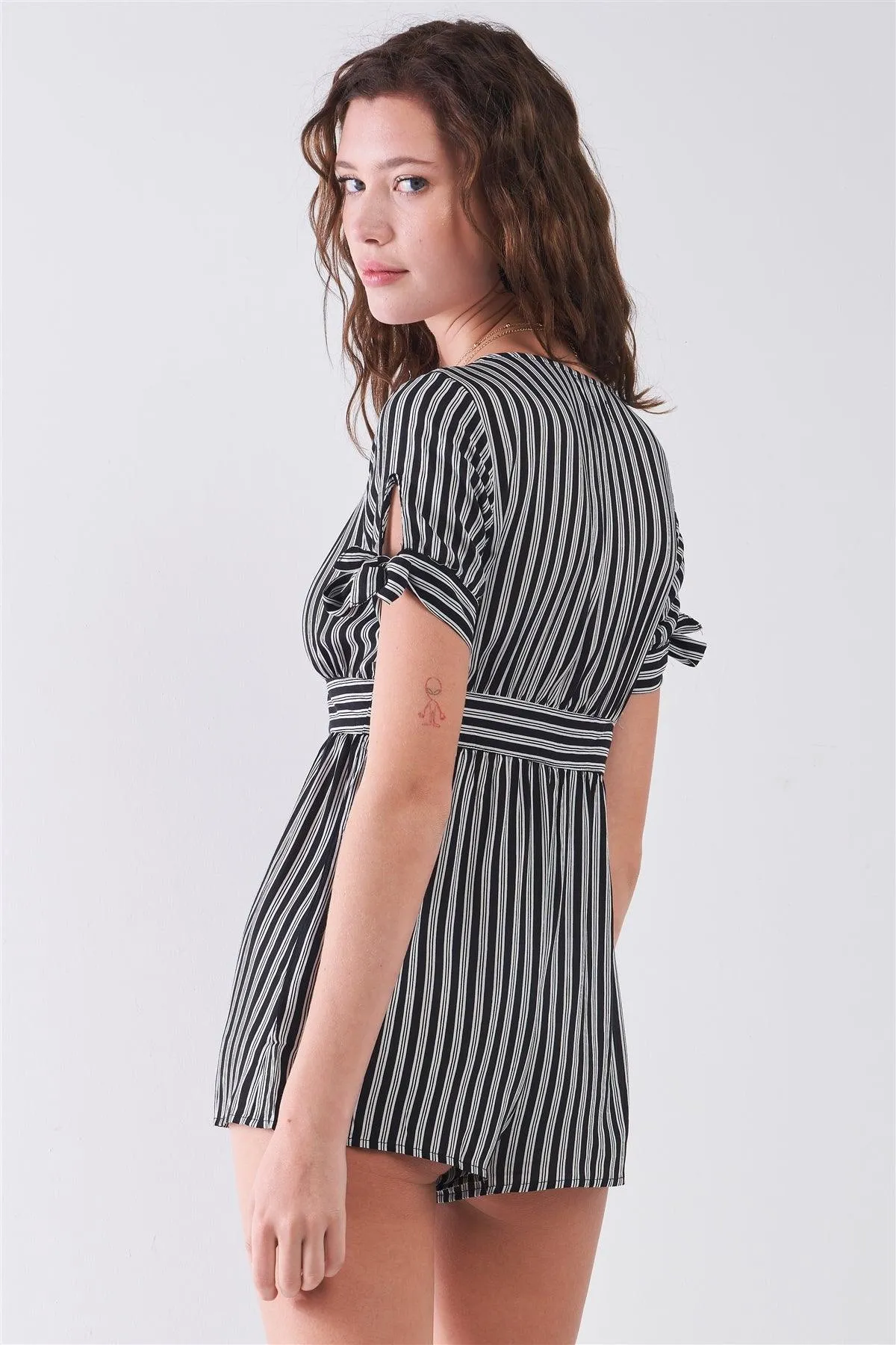 Black & White Striped Self-Tie Short Sleeve Detail V-Neck Flare Romper /3-2-1