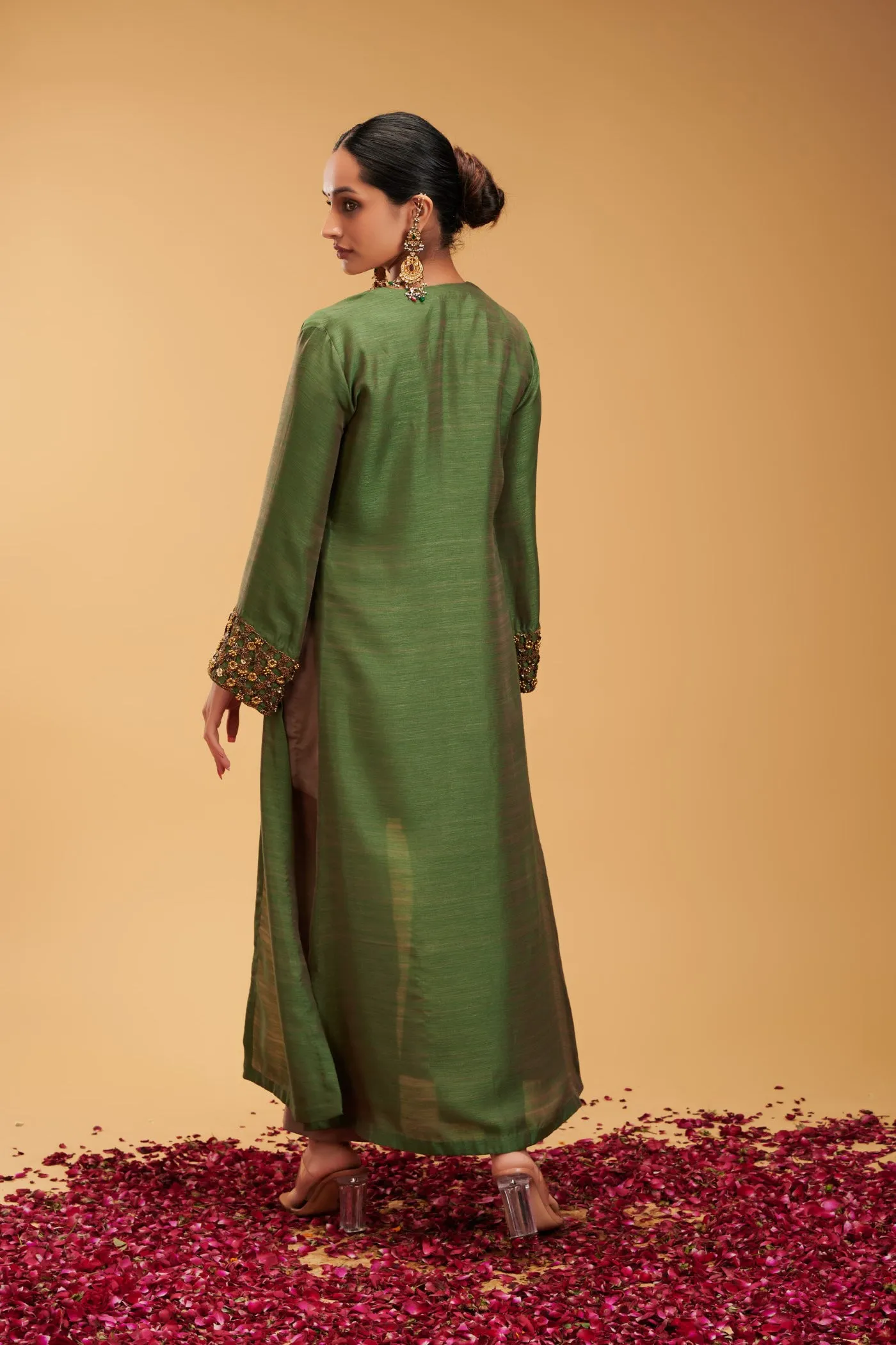 Suchi set Green & pink Silk Kurta with Pants and Cape